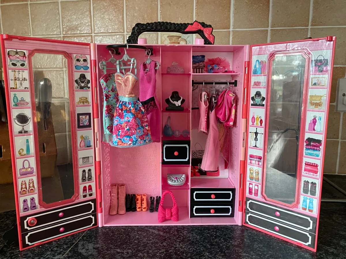 Barbie wardrobe, wedding set and relaxing set - Image 4