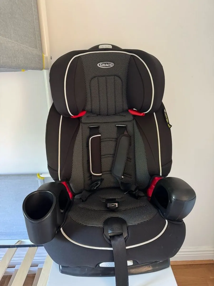 Graco Nautilus (Category 1/2/3, designed for children weighing 9 to 36 kg or approximately 9 months to 12 years old)