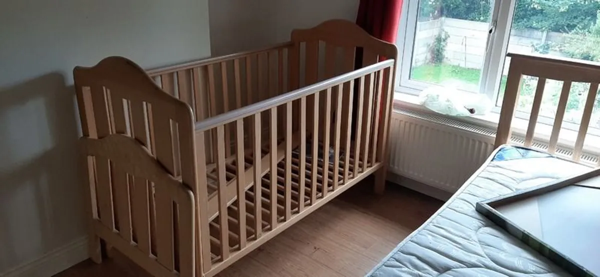 Baby's Cot - Image 1