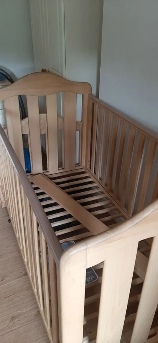 Baby's Cot - Image 2