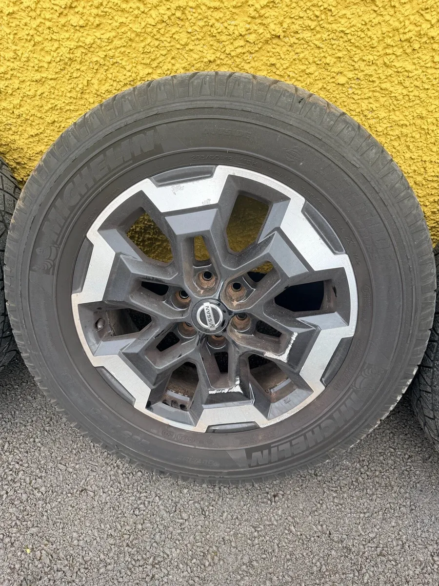 2019 Nissan naval original alloys and tyres - Image 3