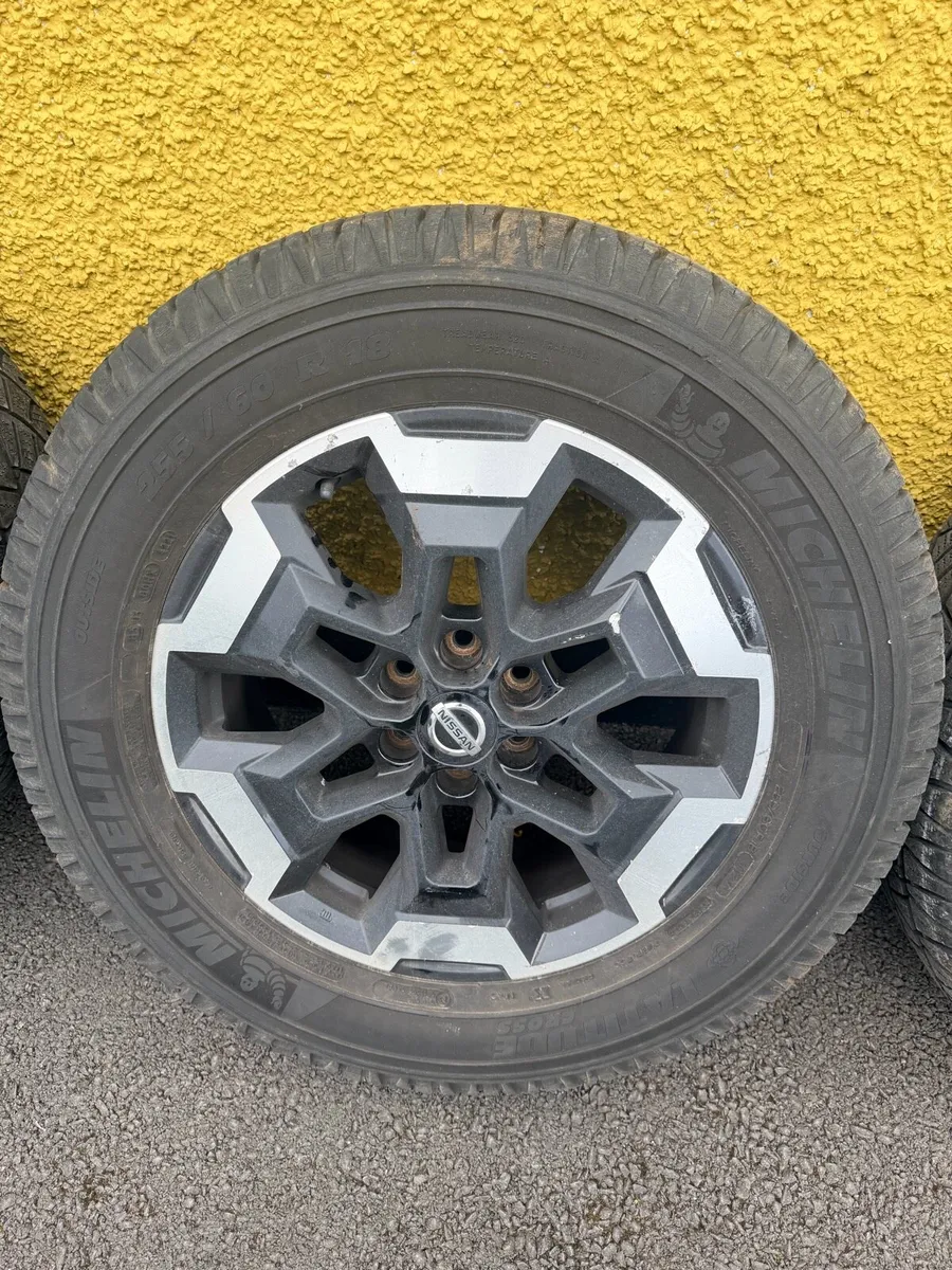2019 Nissan naval original alloys and tyres - Image 4