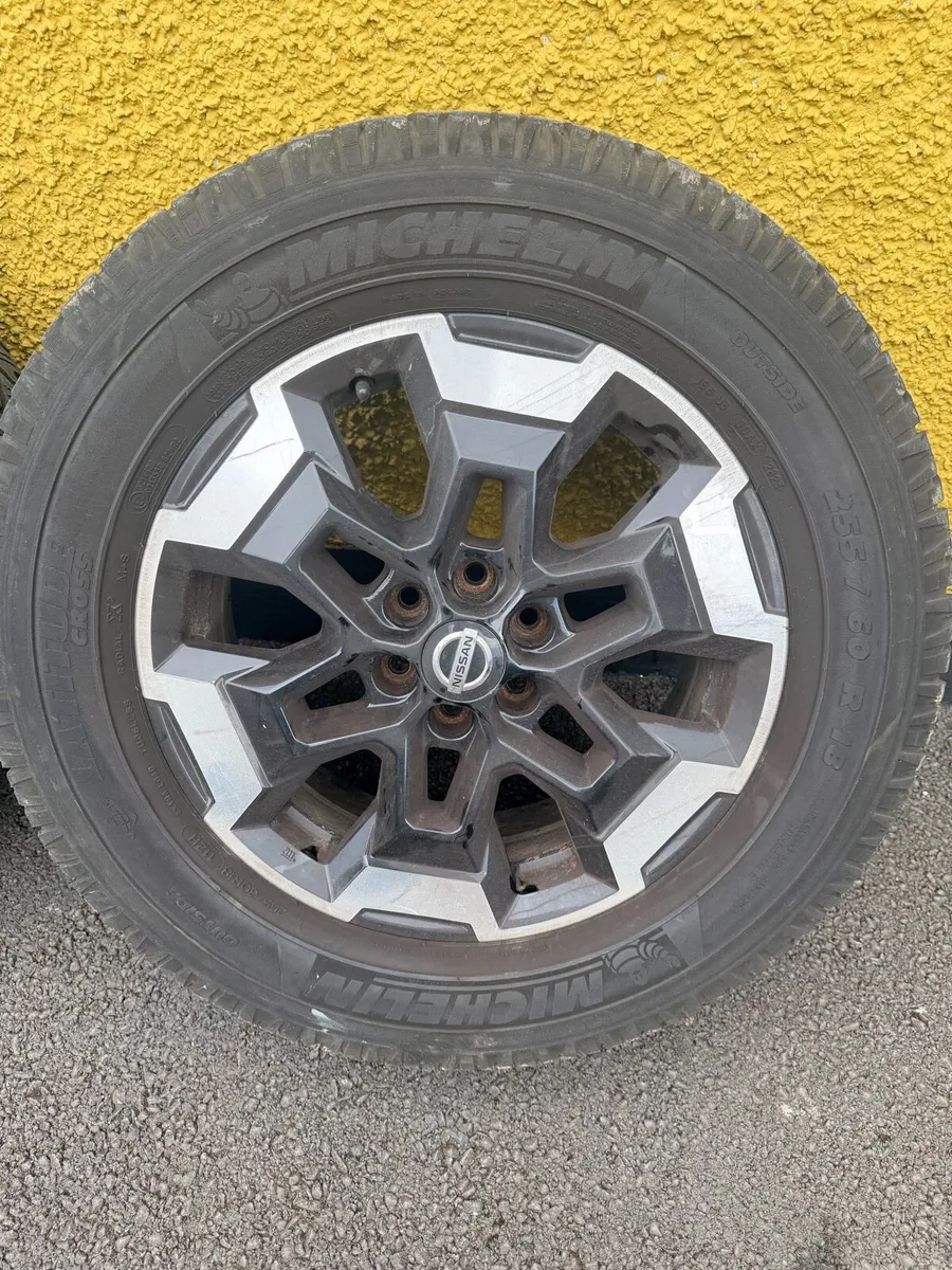 2019 Nissan naval original alloys and tyres - Image 2