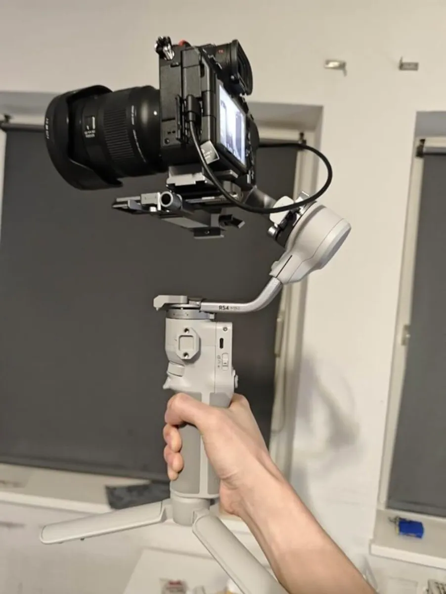 DJI RONIN 4 Camera Stabiliser - Image 2