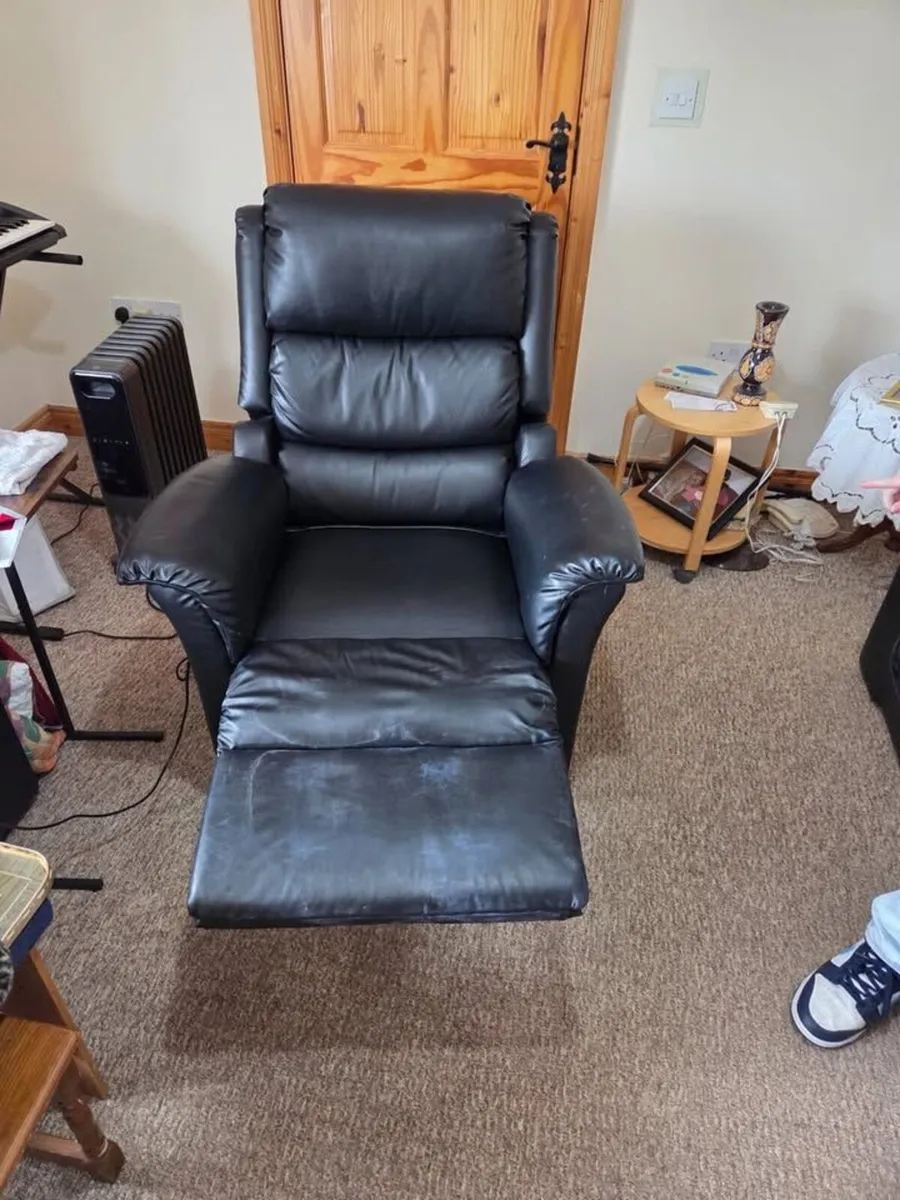 (Electric) Nevada Riser Recliner - Image 2