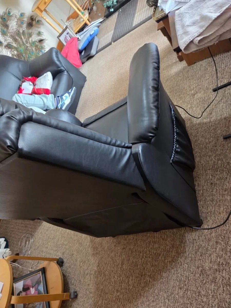 (Electric) Nevada Riser Recliner - Image 3