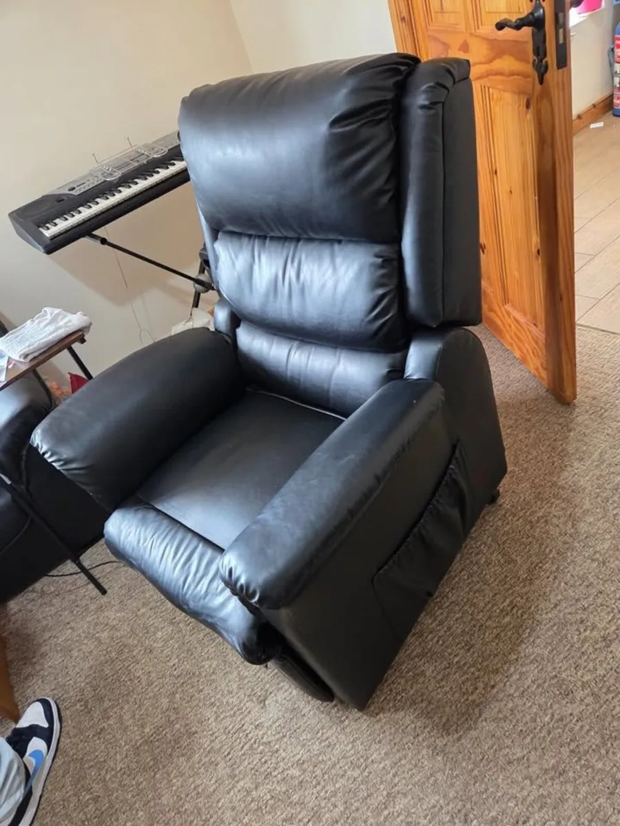 (Electric) Nevada Riser Recliner - Image 4