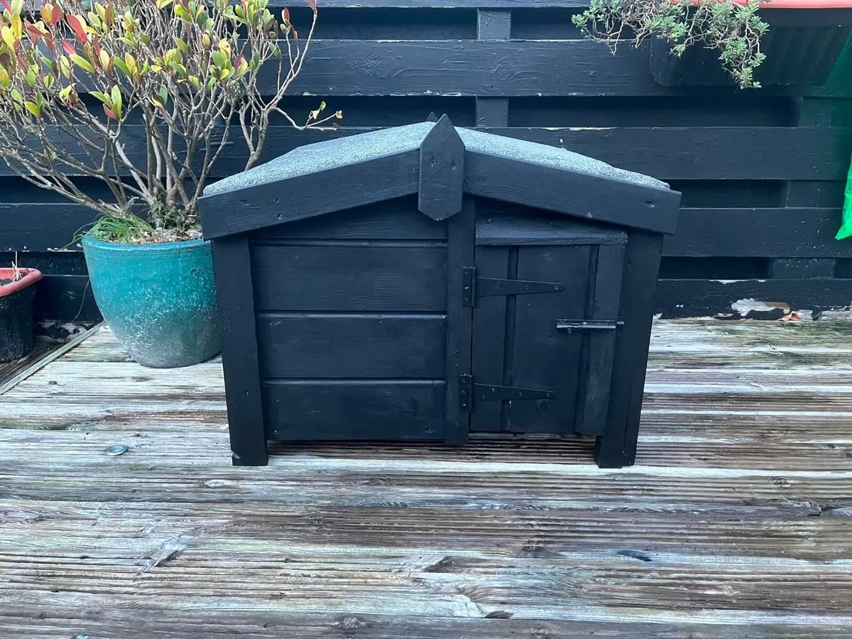 Timber dog house - Image 1