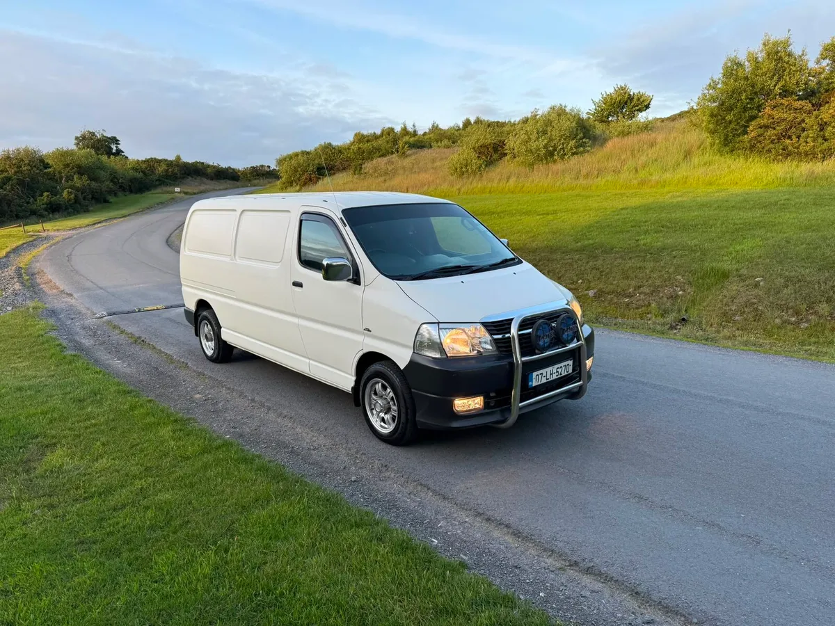 €6250 2007 hiace with cvrt and tax €6250 - Image 1