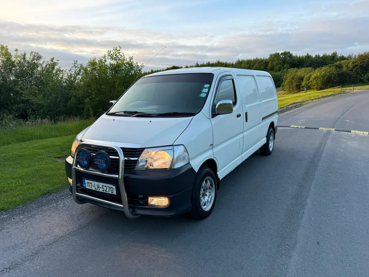 €6250 2007 hiace with cvrt and tax €6250 - Image 2