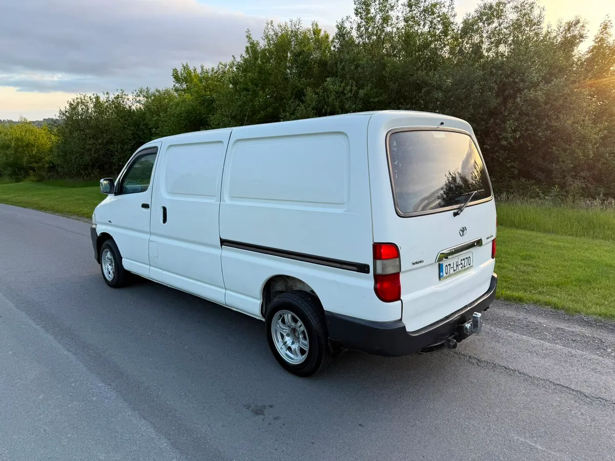 €6250 2007 hiace with cvrt and tax €6250 - Image 4