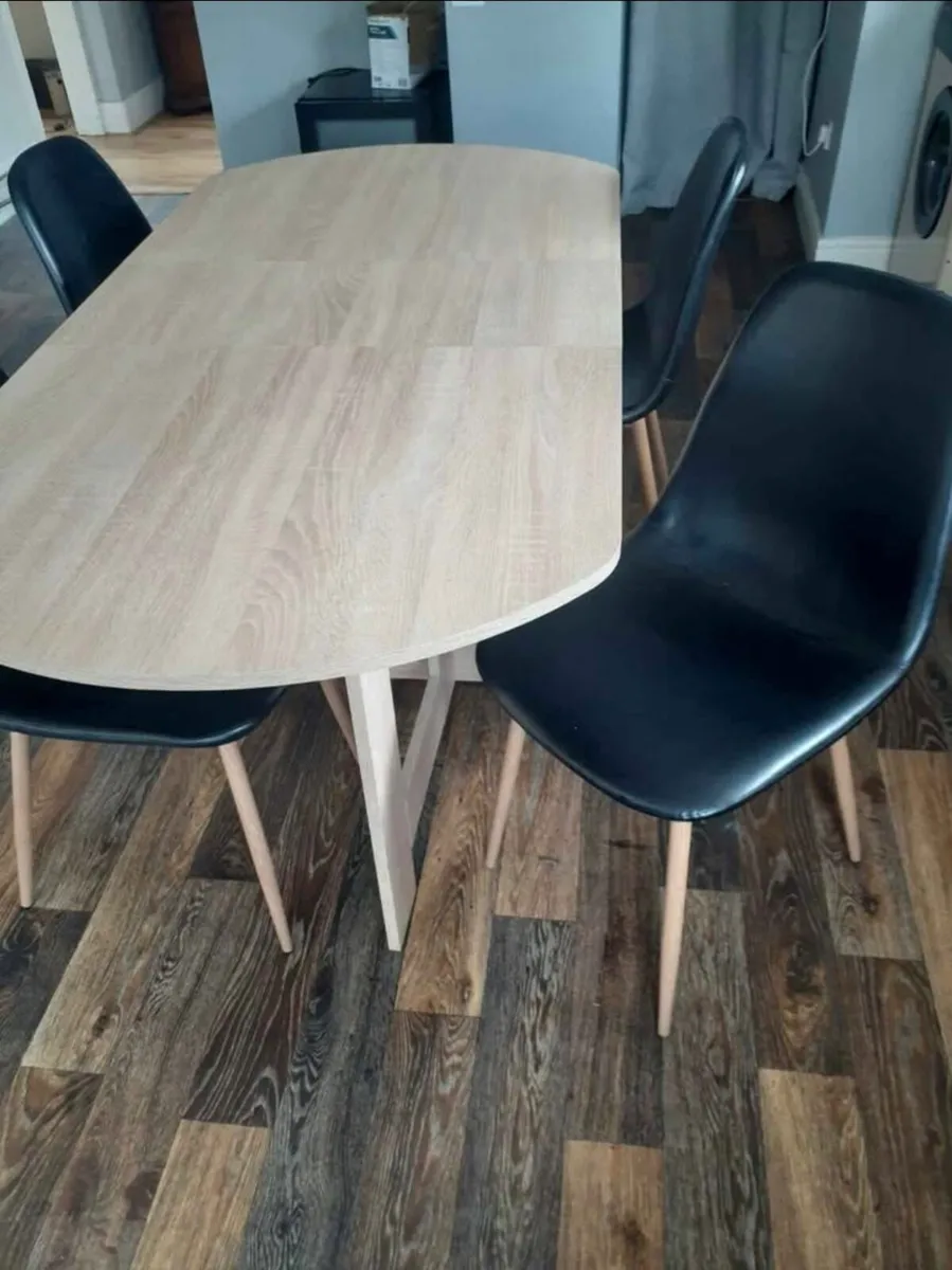 Kitchen table and chairs - Image 1