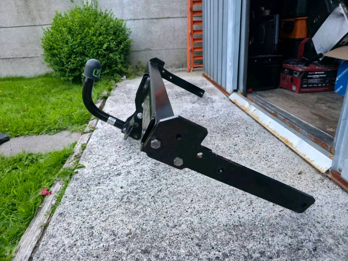 VW Golf 6 Hitch - Image 1