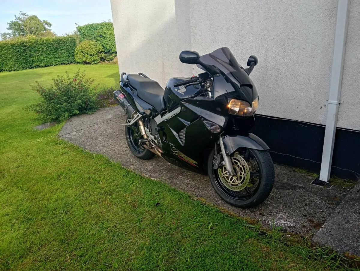 Honda VFR 800 - Image 2