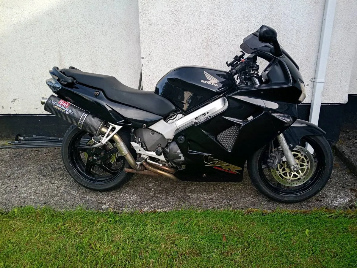 Honda VFR 800 - Image 1