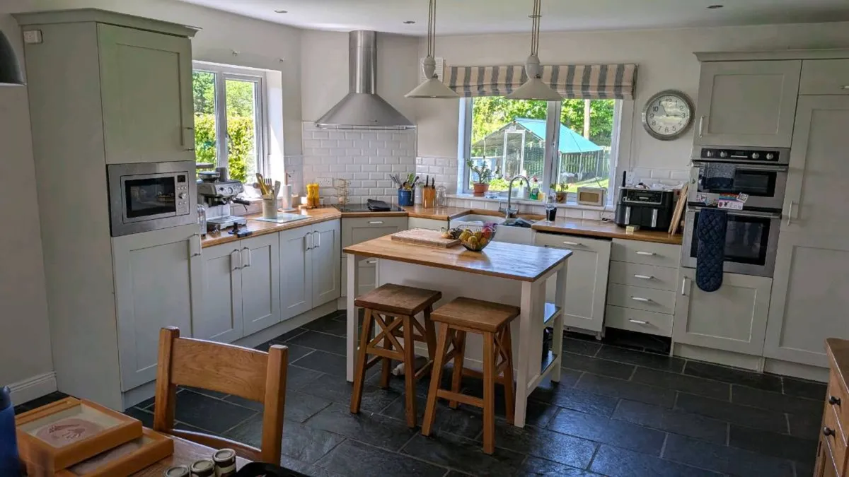 Kitchen Cabinets, Counter, Oven, Hob, island,fidge - Image 1