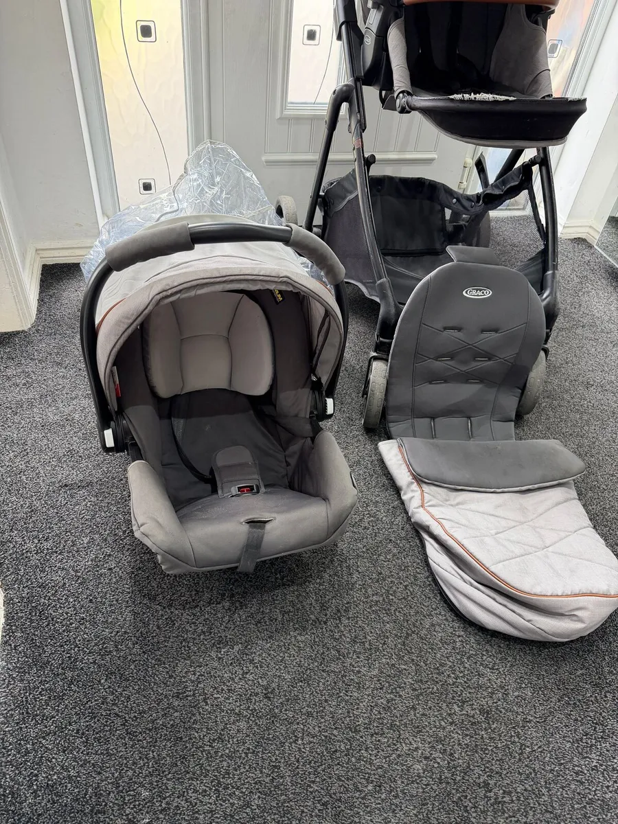 Graco 3 in 1 baby stroller and carseat - Image 4