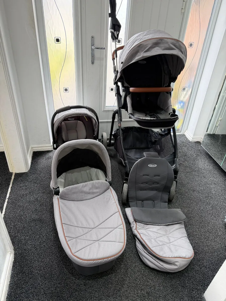 Graco 3 in 1 baby stroller and carseat - Image 1