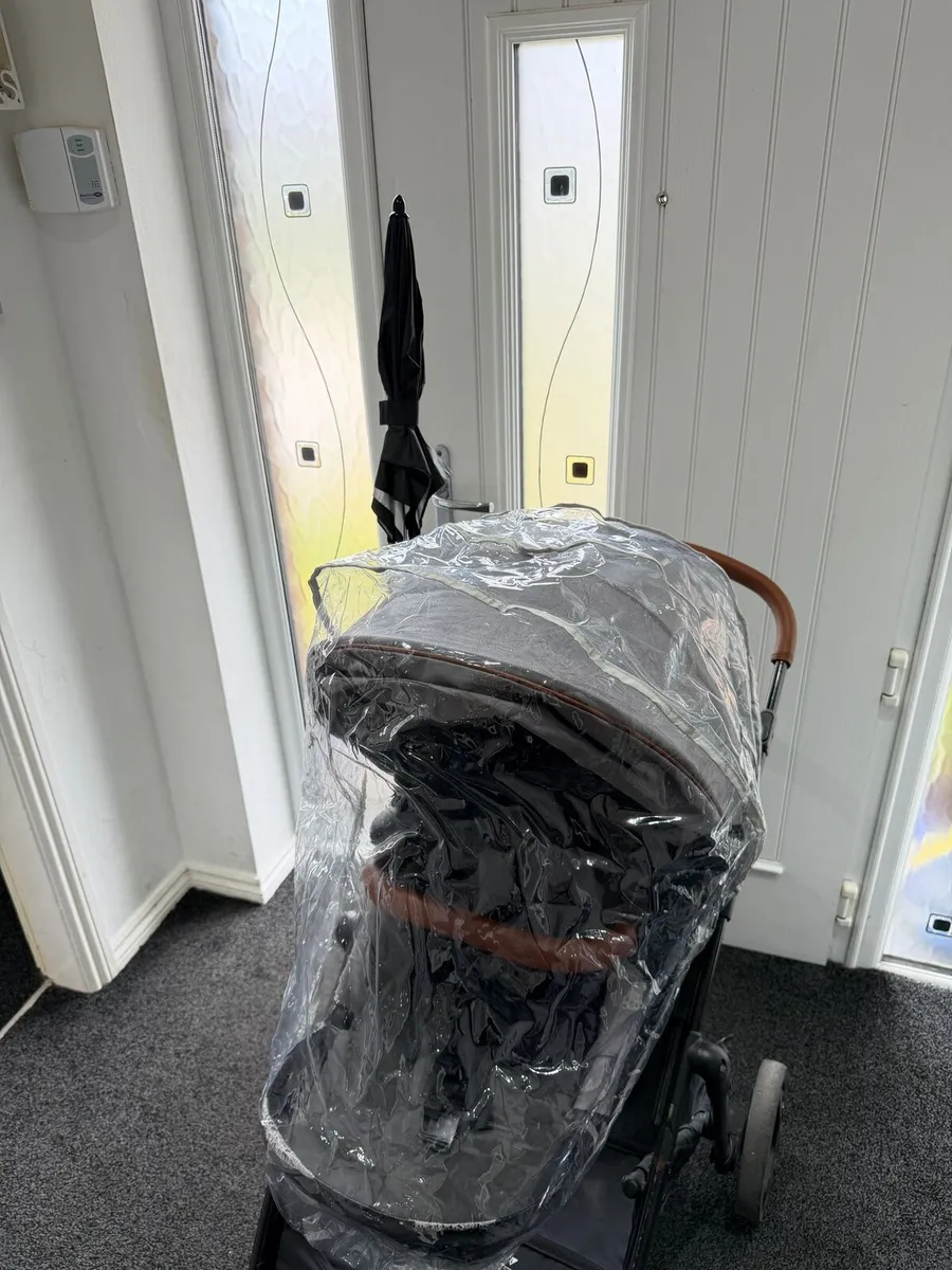 Graco 3 in 1 baby stroller and carseat - Image 3