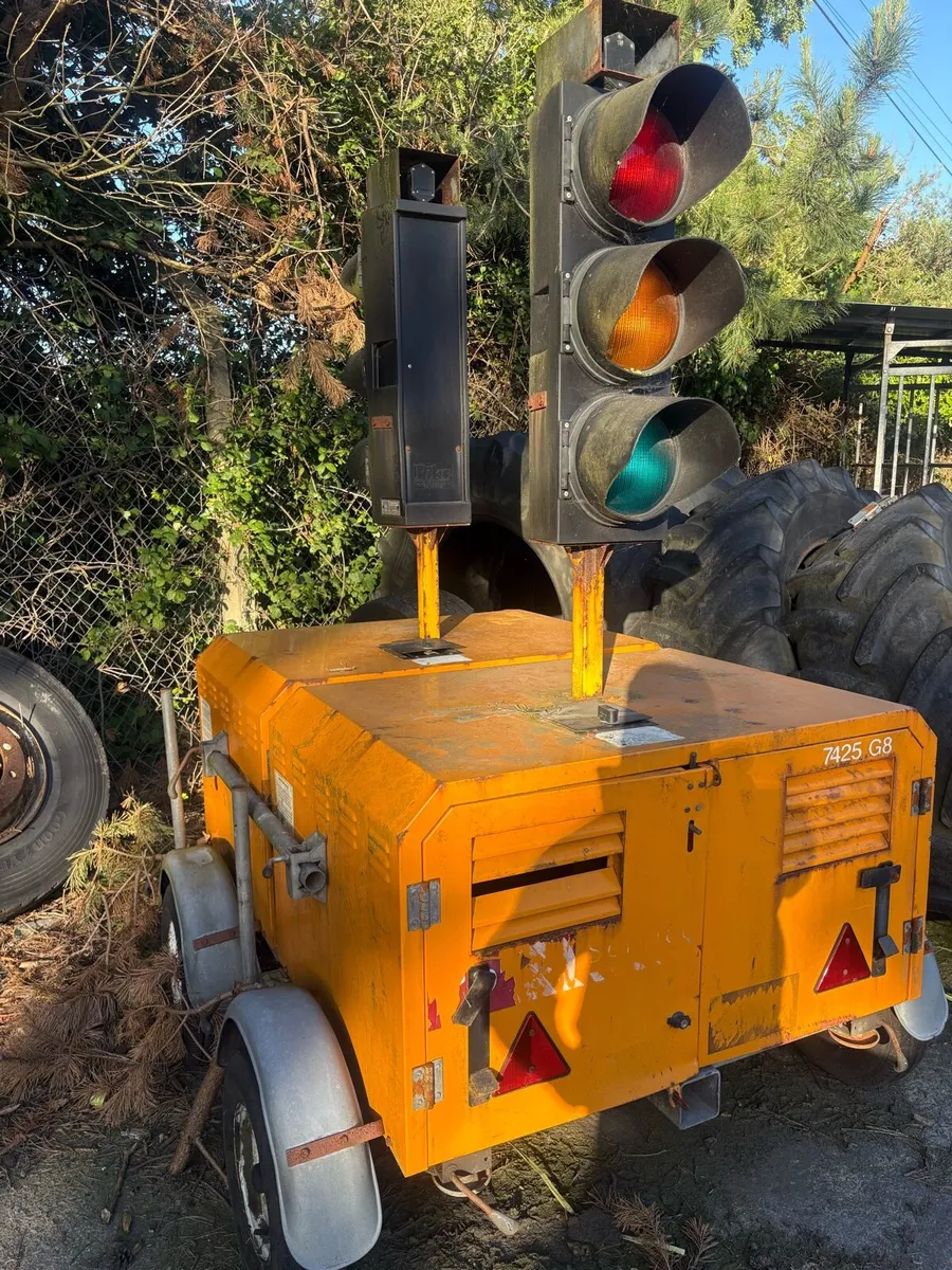 Portable traffic light trailer - Image 1