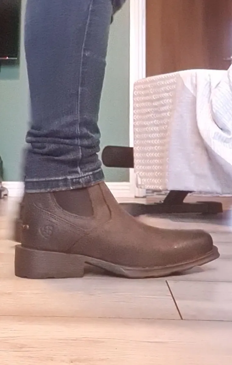 Men's Ariat Boots 41.5 - Image 2