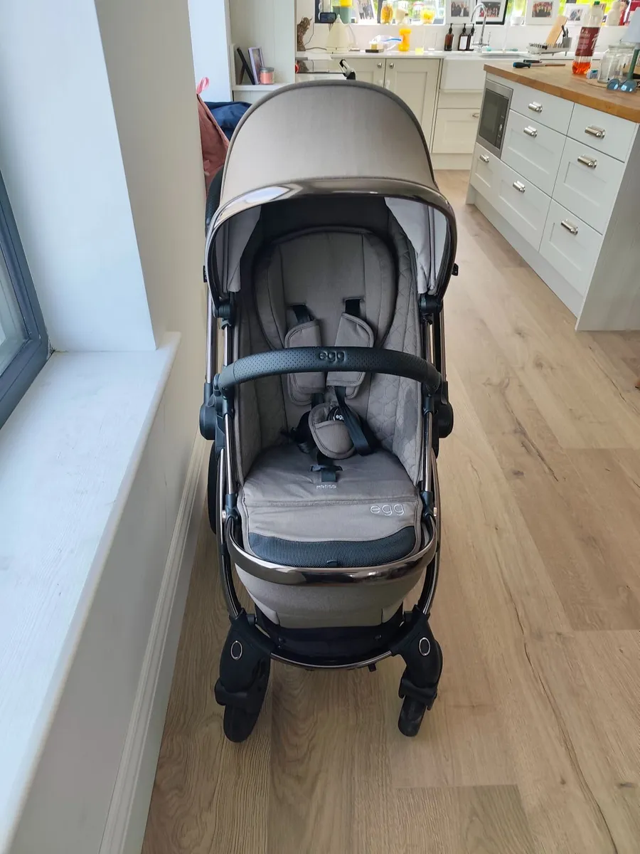 Egg 3 full travel system inc. car seat and base - Image 2