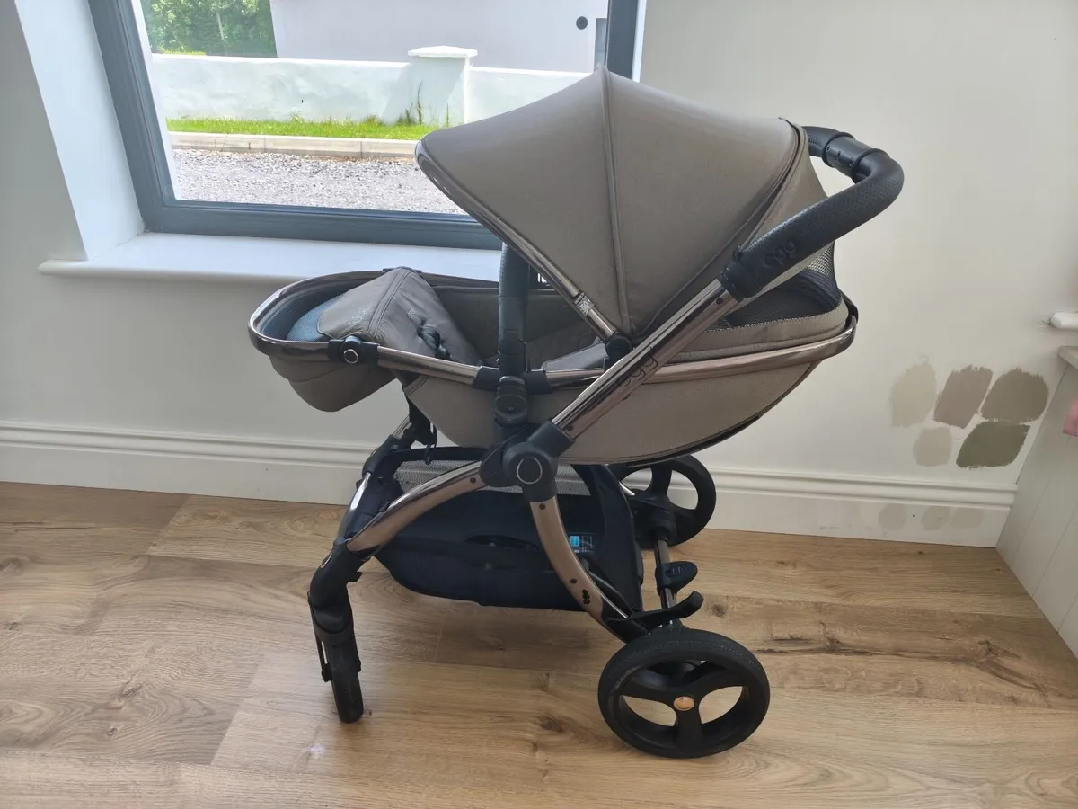 Egg 3 full travel system inc. car seat and base - Image 3
