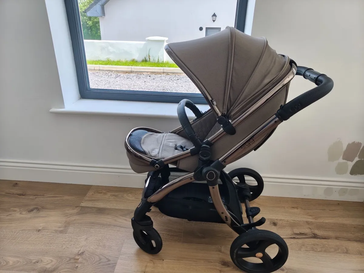 Egg 3 full travel system inc. car seat and base - Image 4