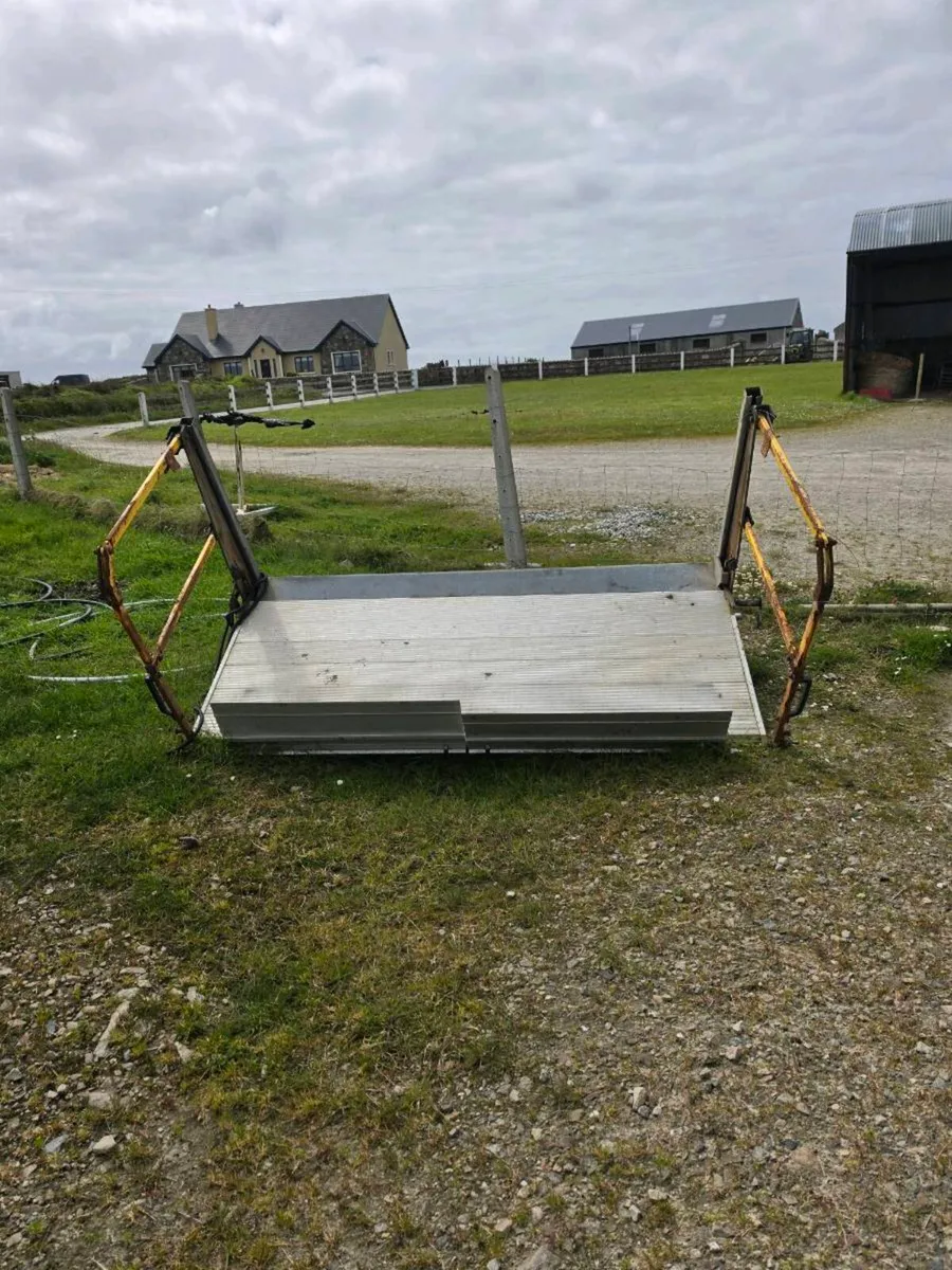 Tail lift from a lorry - Image 1