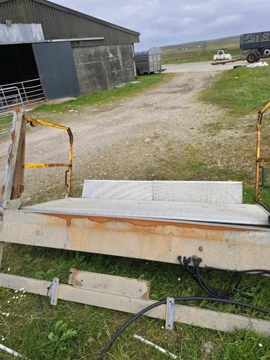 Tail lift from a lorry - Image 2