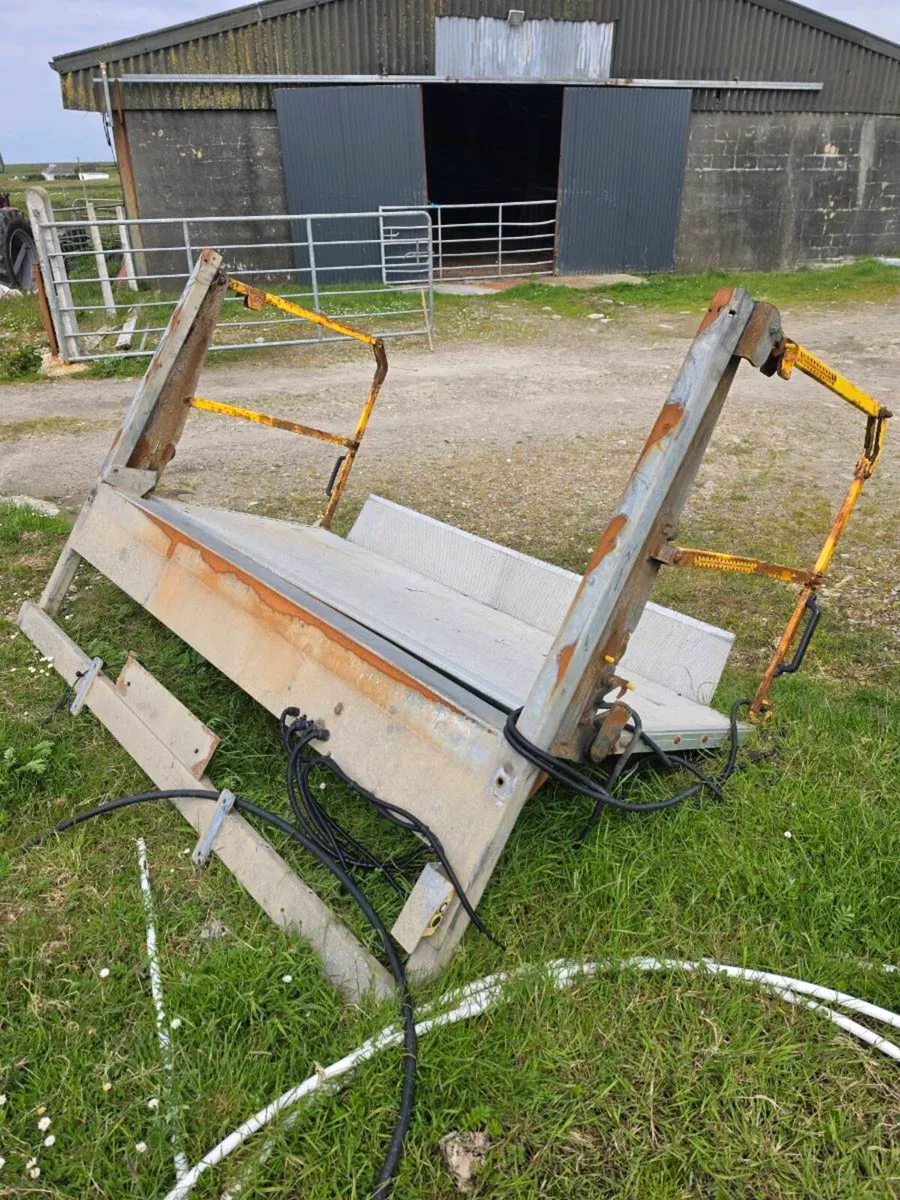 Tail lift from a lorry - Image 3