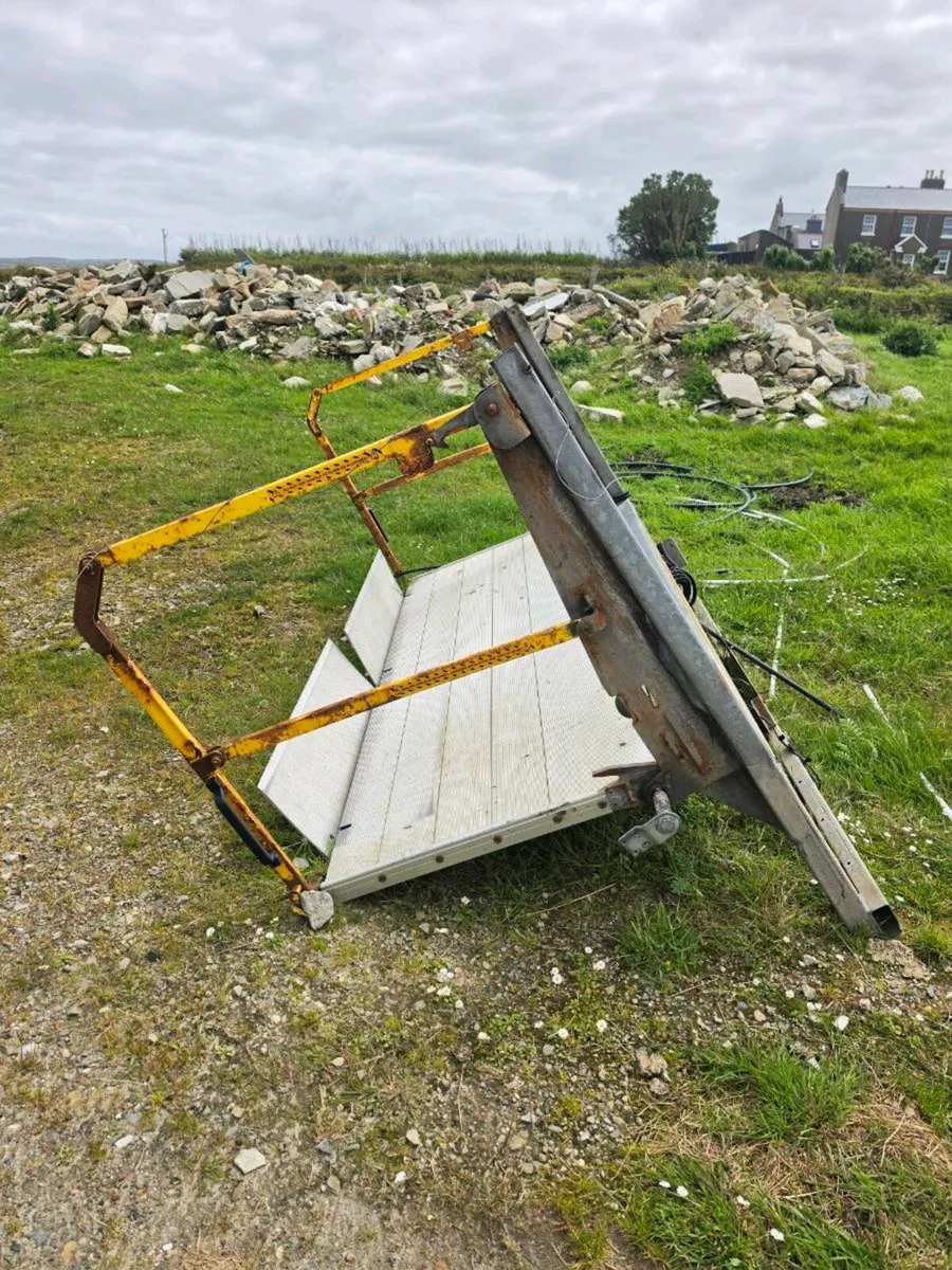 Tail lift from a lorry - Image 4