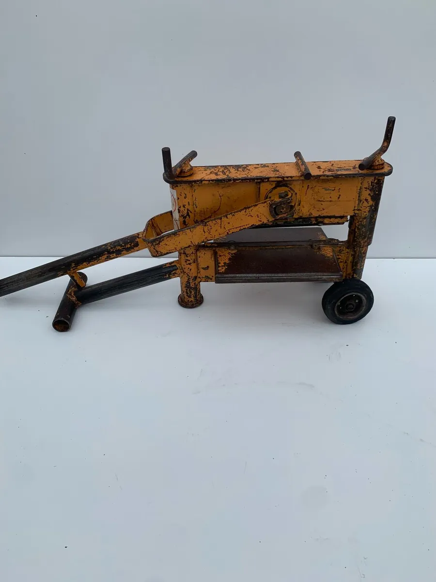 Guillotine. Stone block brick. - Image 1