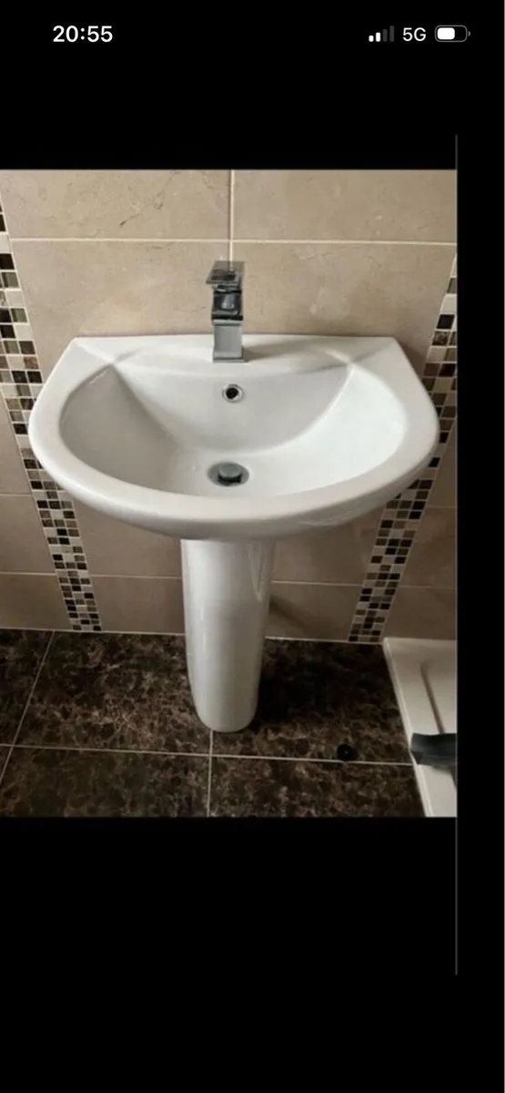 Bathroom sink - Image 1