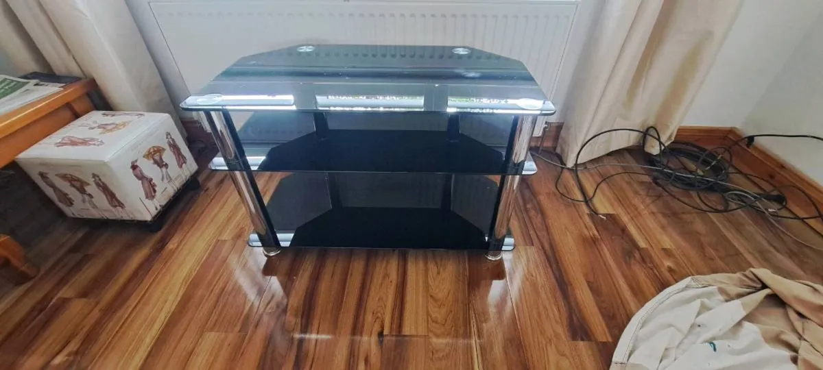 TV stand - Image 1