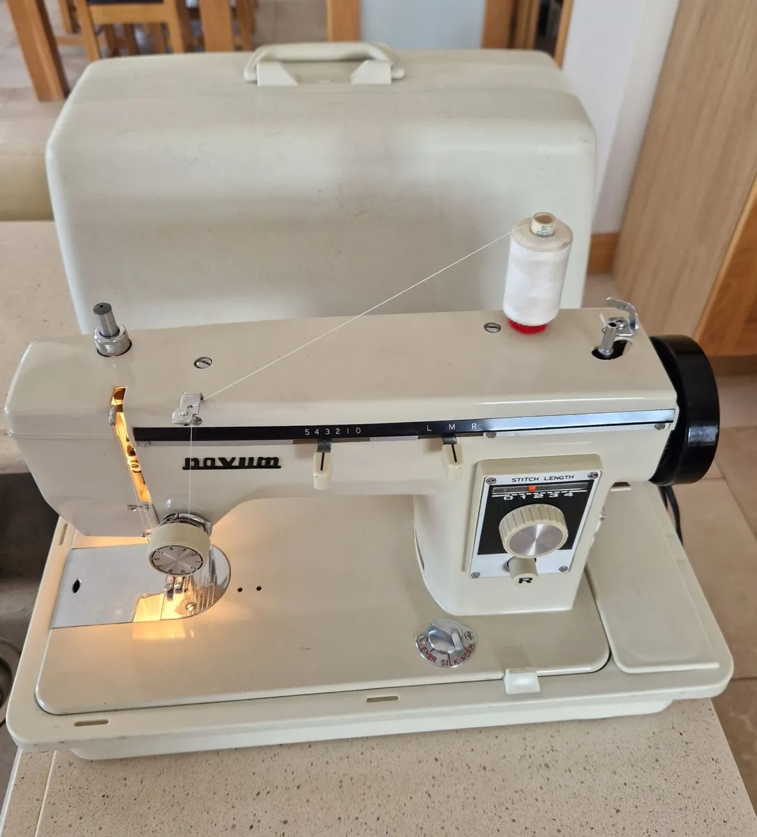 Electric sewing machine - Image 1