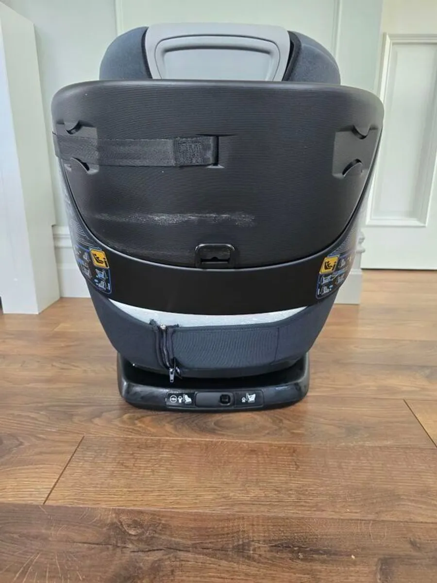 Maxi Cosi Axissfix 360 i-Size Car Seat - Image 1