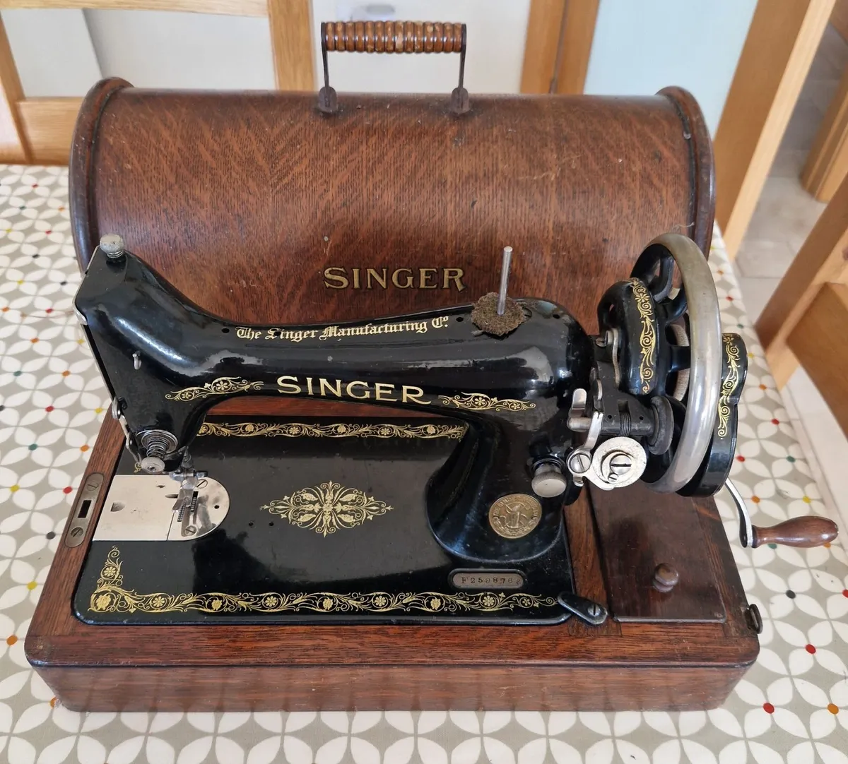 Singer sewing machine - Image 1