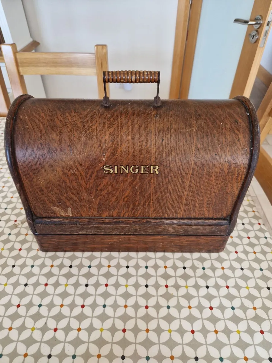 Singer sewing machine - Image 3