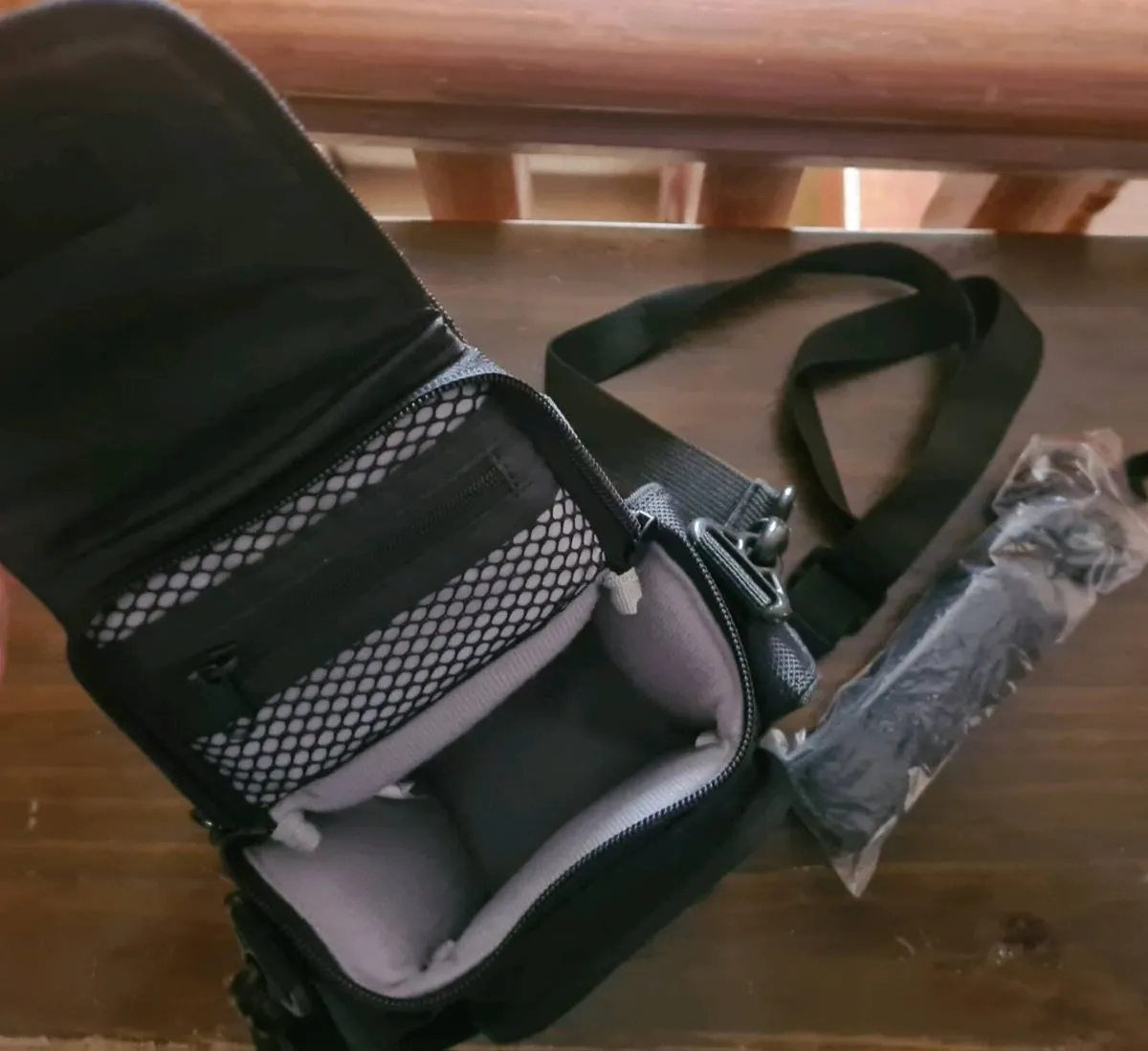Lowpro shoulder camera bag as new/unused - Image 3