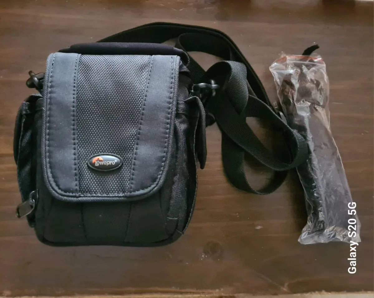 Lowpro shoulder camera bag as new/unused - Image 1