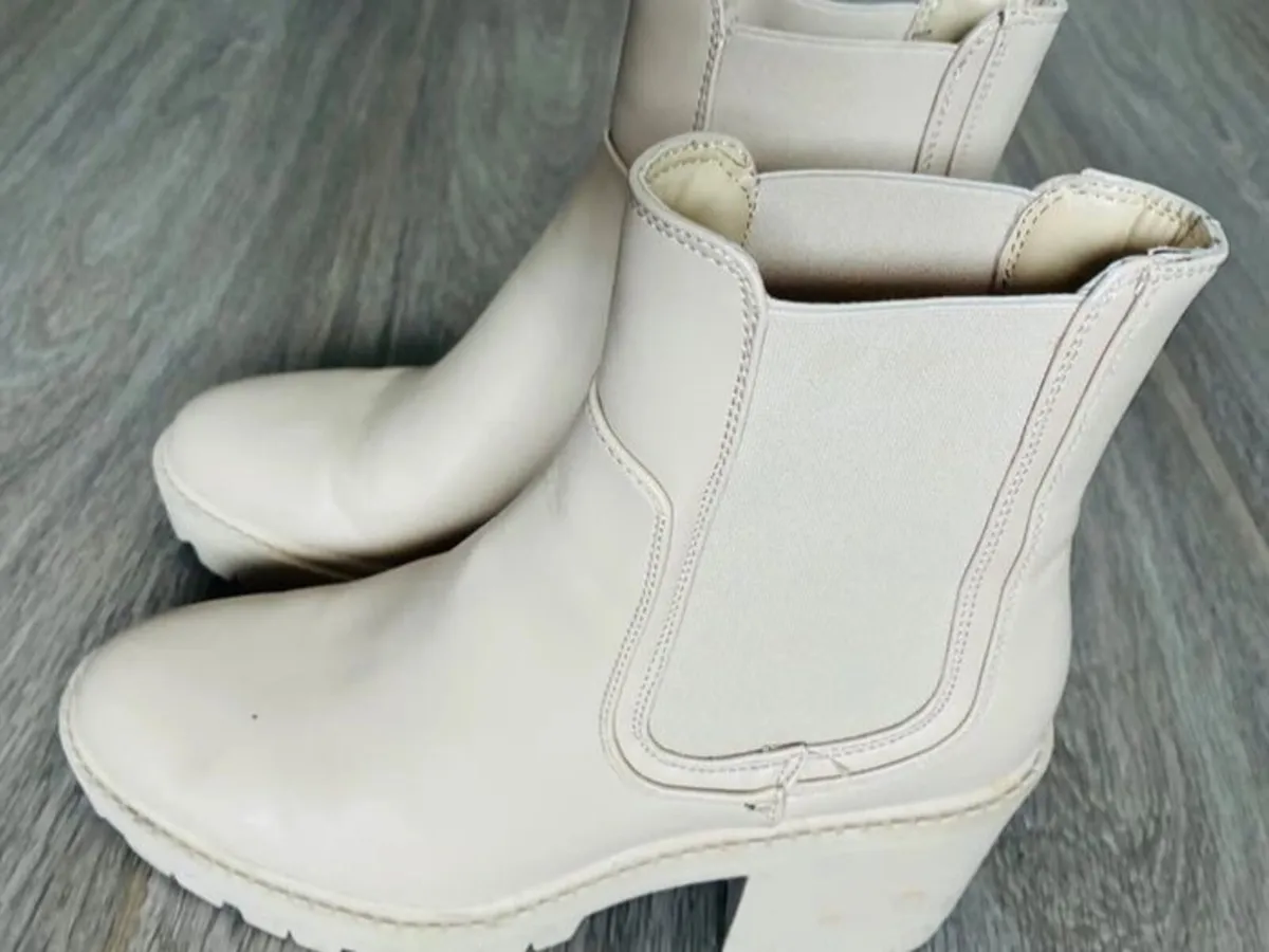 Cream Chelsea Boots: Size 5 - Image 1
