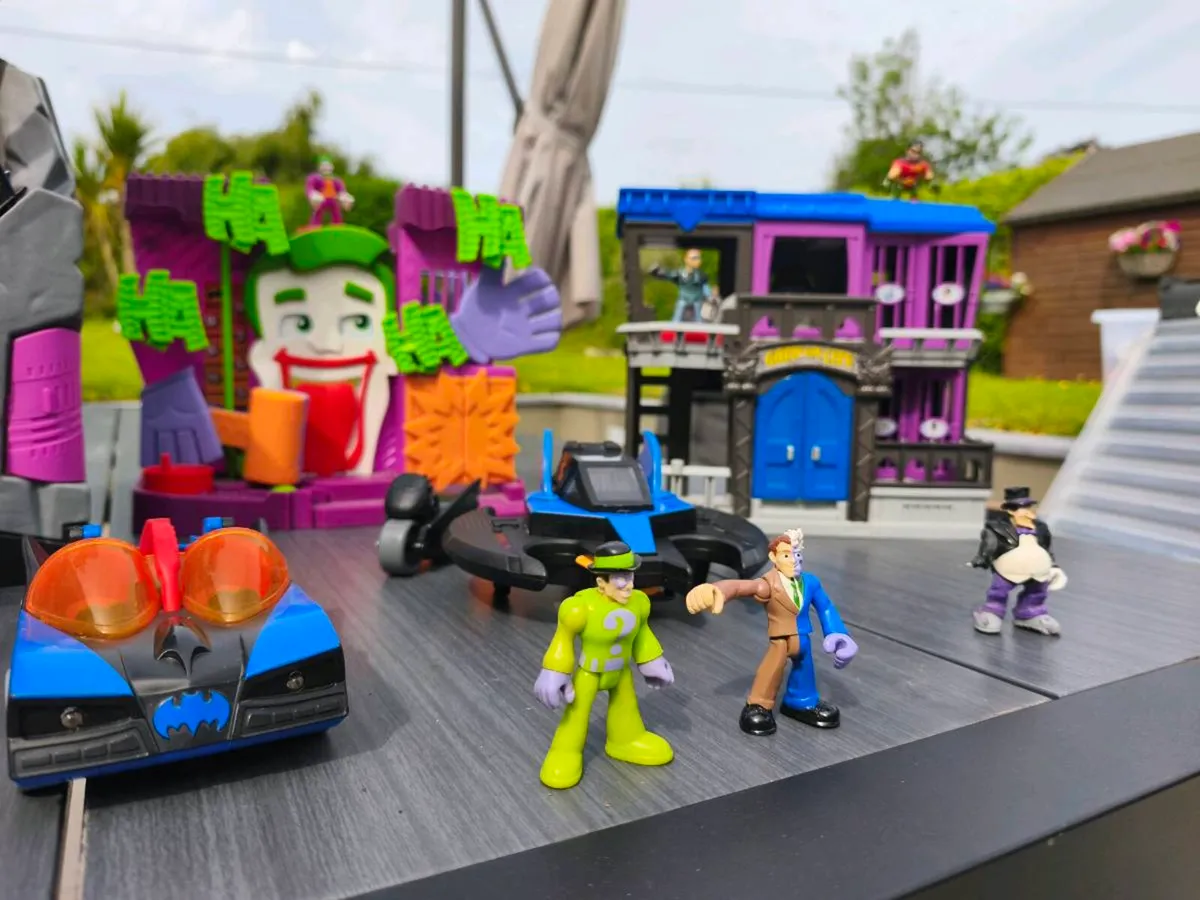 Batman,  joker, freeze, Gotham buildings & figures - Image 1