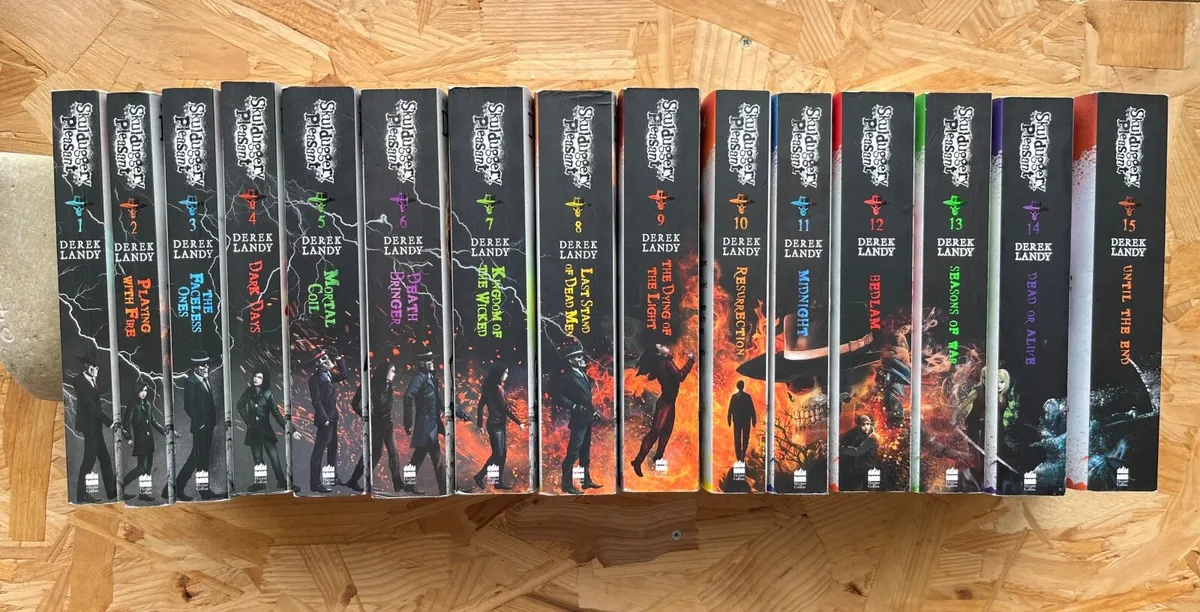 Skulduggery Pleasant 1-15 (+2 extra) - Image 1