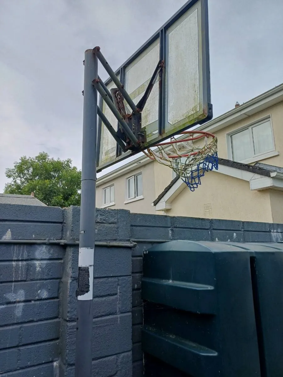 Basketball hoop - Image 1