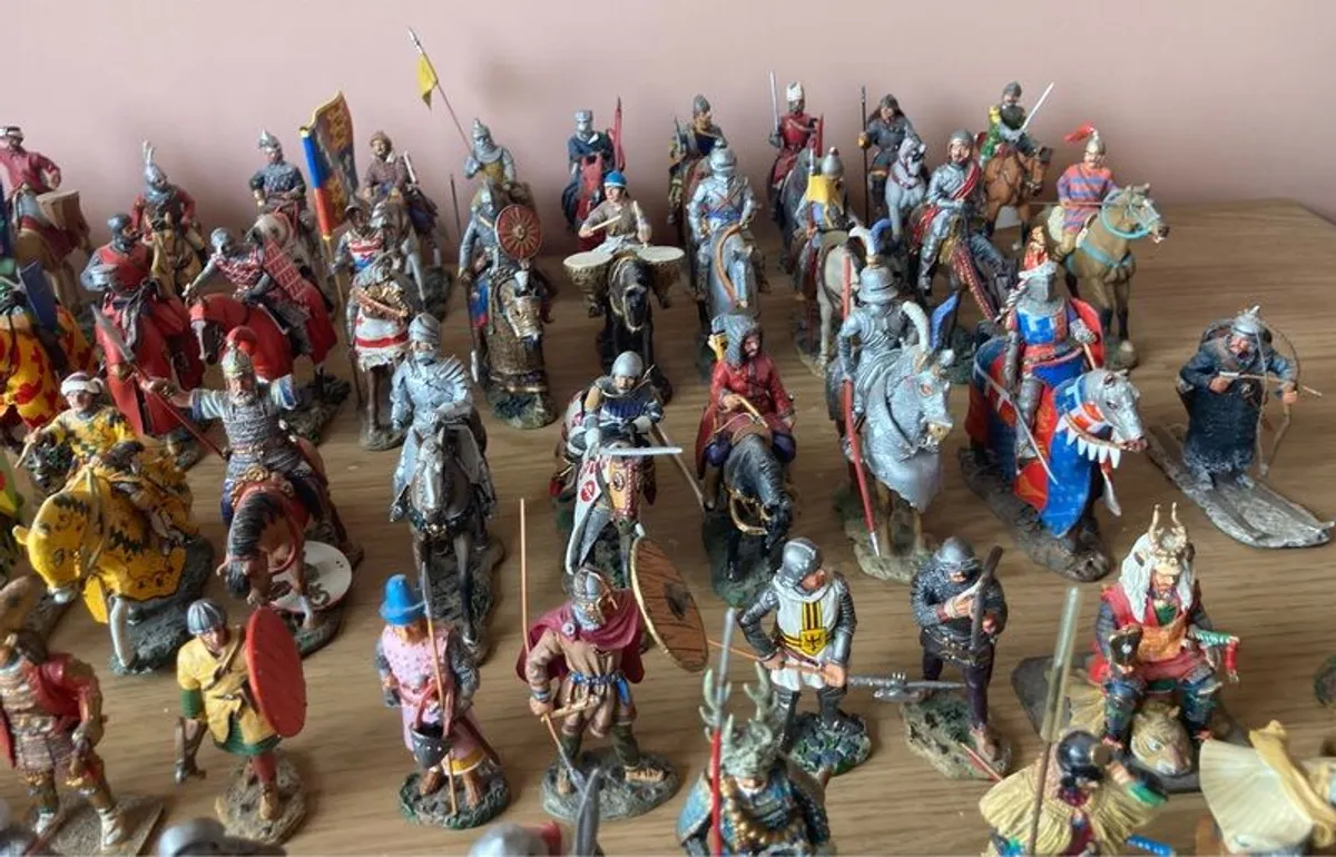 Collection of 98 Medieval Warrior figurines and booklets - Image 4