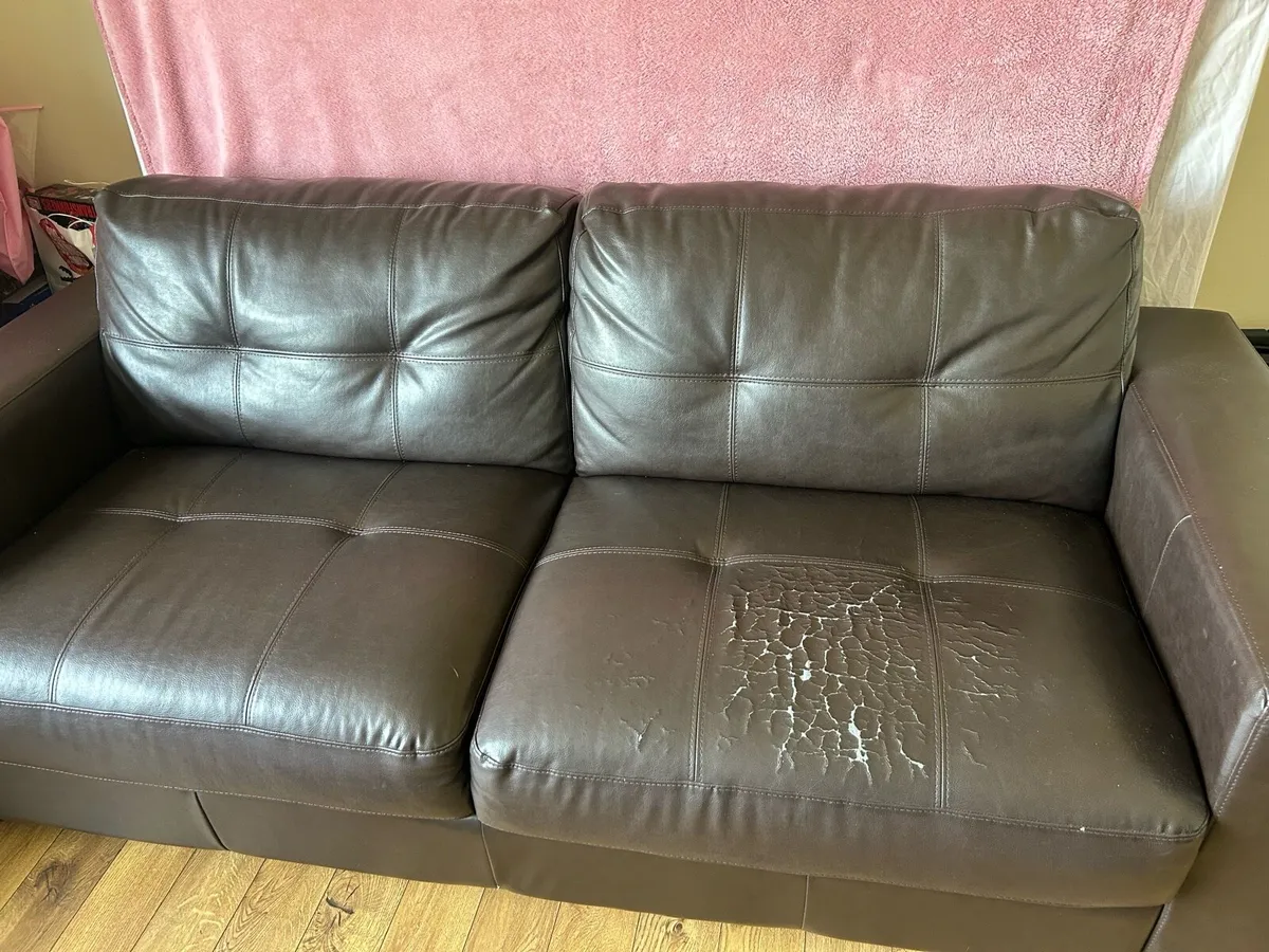 Couch and two chairs - Image 2