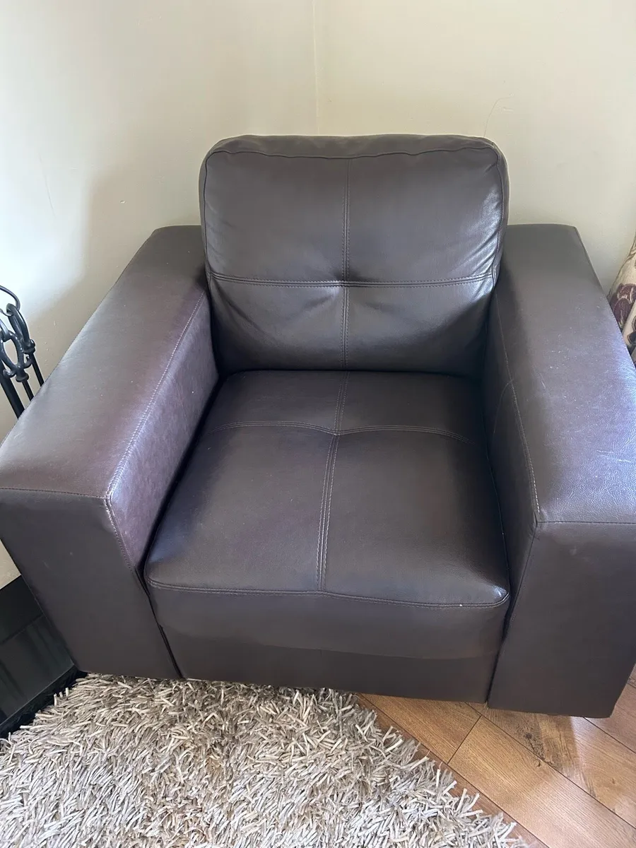 Couch and two chairs - Image 1