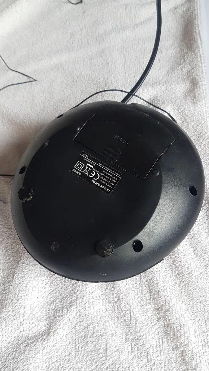 Digital alarm clock radio - Image 2
