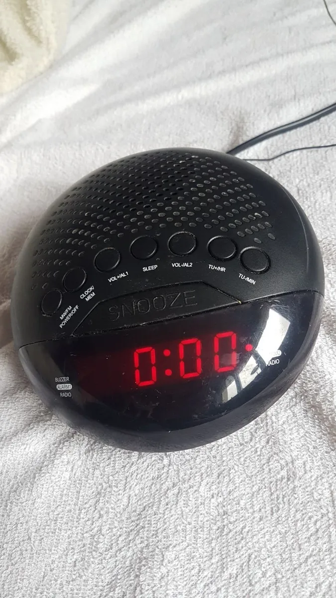 Digital alarm clock radio - Image 1